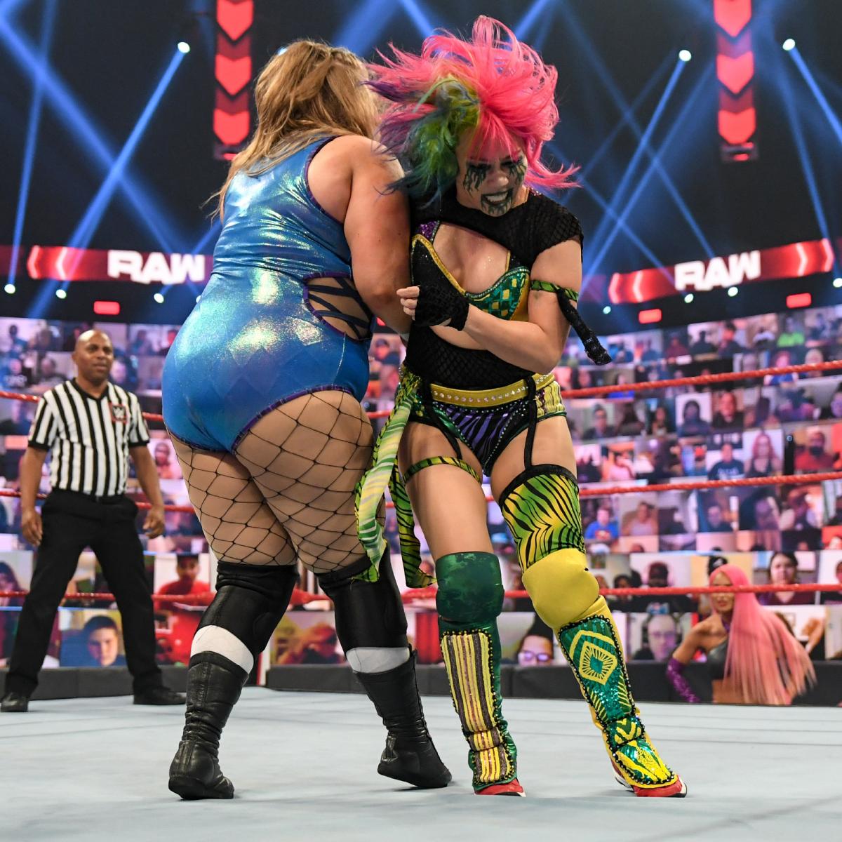 ドゥドロップ（左）と激しくぶつかり合うアスカ（C）2021 WWE, Inc. All Rights Reserved.
