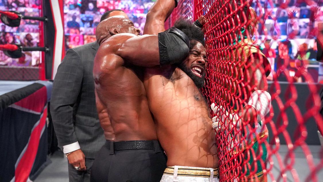 金網にウッズ（右）を押しつけながらハートロックを仕掛けた王者ラシュリー（Ｃ）2021 WWE, Inc. All Rights Reserved.