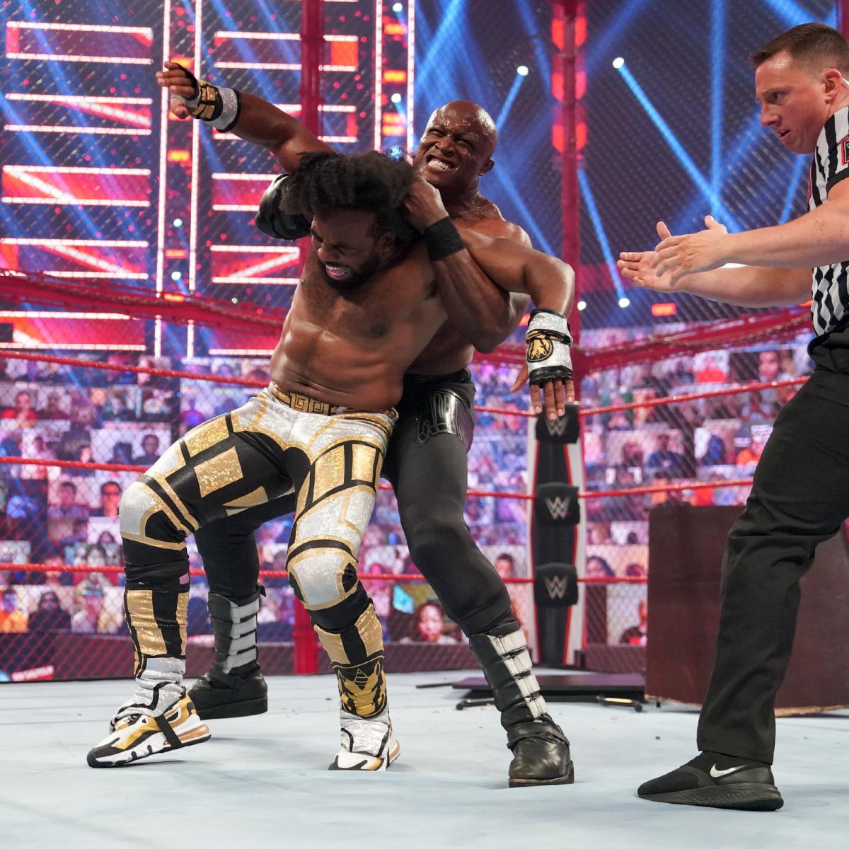 ウッズ（手前）にハートロックを仕掛けたWWEヘビー級王者ラシュリー（Ｃ）2021 WWE, Inc. All Rights Reserved.