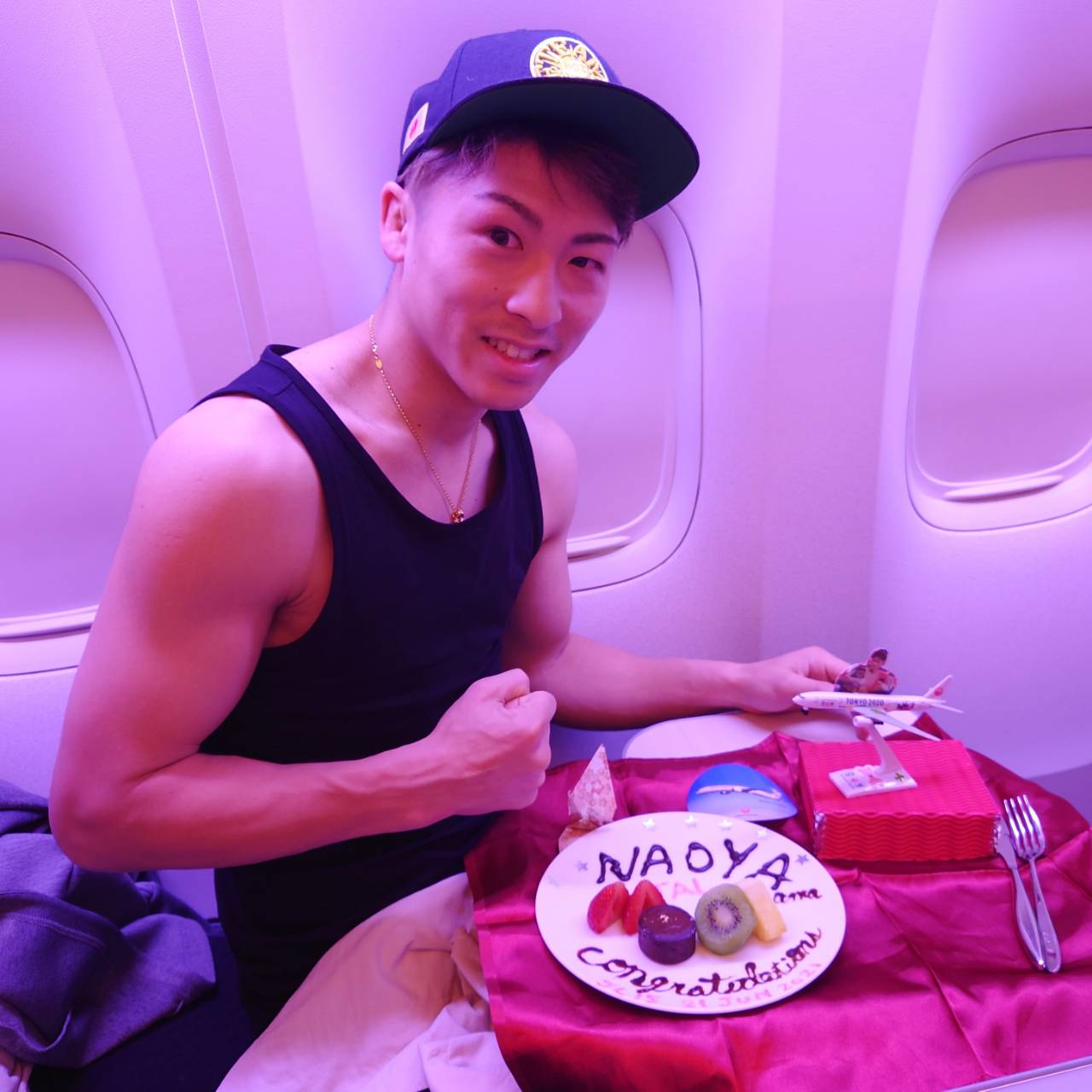 機内で日本航空の搭乗員からラスベガスでの防衛成功を祝ってもらった井上尚弥（大橋ジム提供）