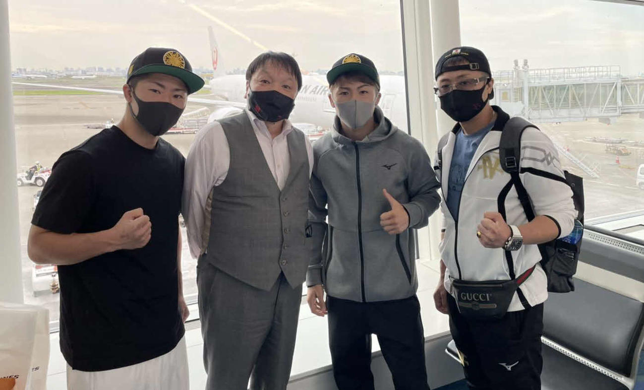 ラスベガスから帰国したWBAスーパー、IBF世界バンタム級王者井上（左から2番目）。左から弟拓真、大橋会長、右端は父真吾氏（大橋ジム提供）