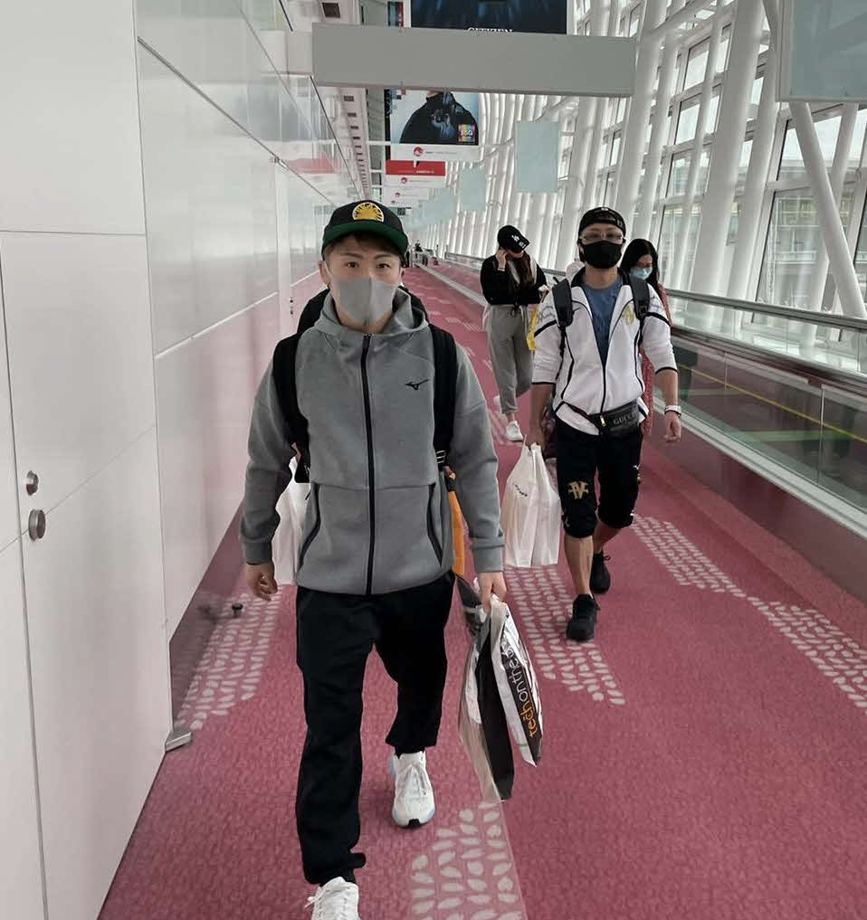 ラスベガスから帰国したWBAスーパー、IBF世界バンタム級王者井上。右広報は父真吾トレーナー（大橋ジム提供）