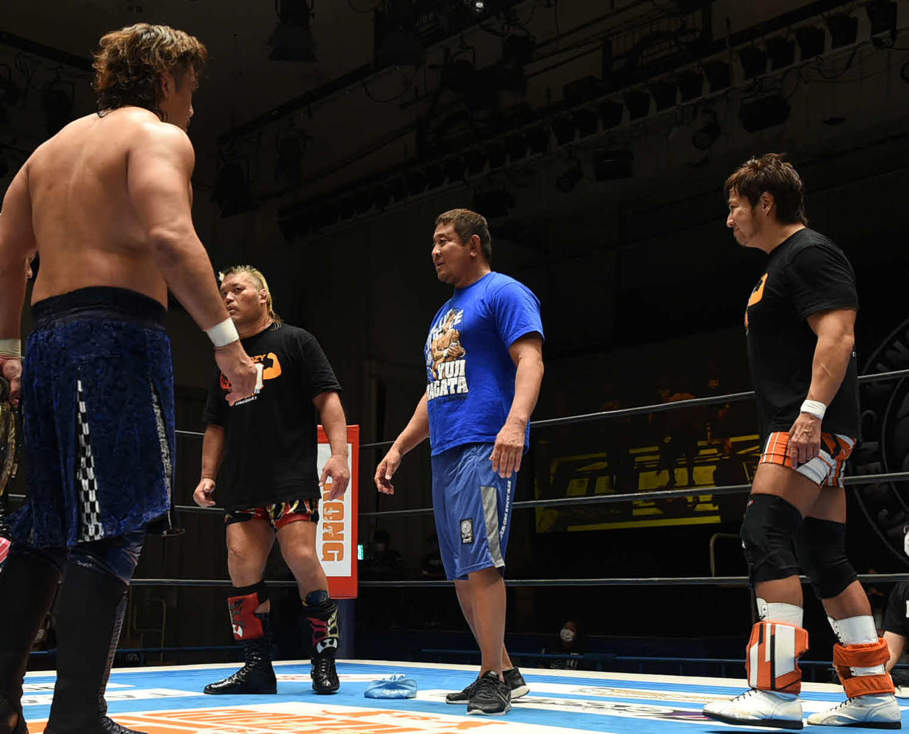 新日本プロレス後楽園大会　NEVER無差別級6人タッグ王座の次期挑戦者に名乗りを上げた、左から天山広吉、永田裕志、小島聡。手前はYOSHI－HASHI（新日本プロレス提供）
