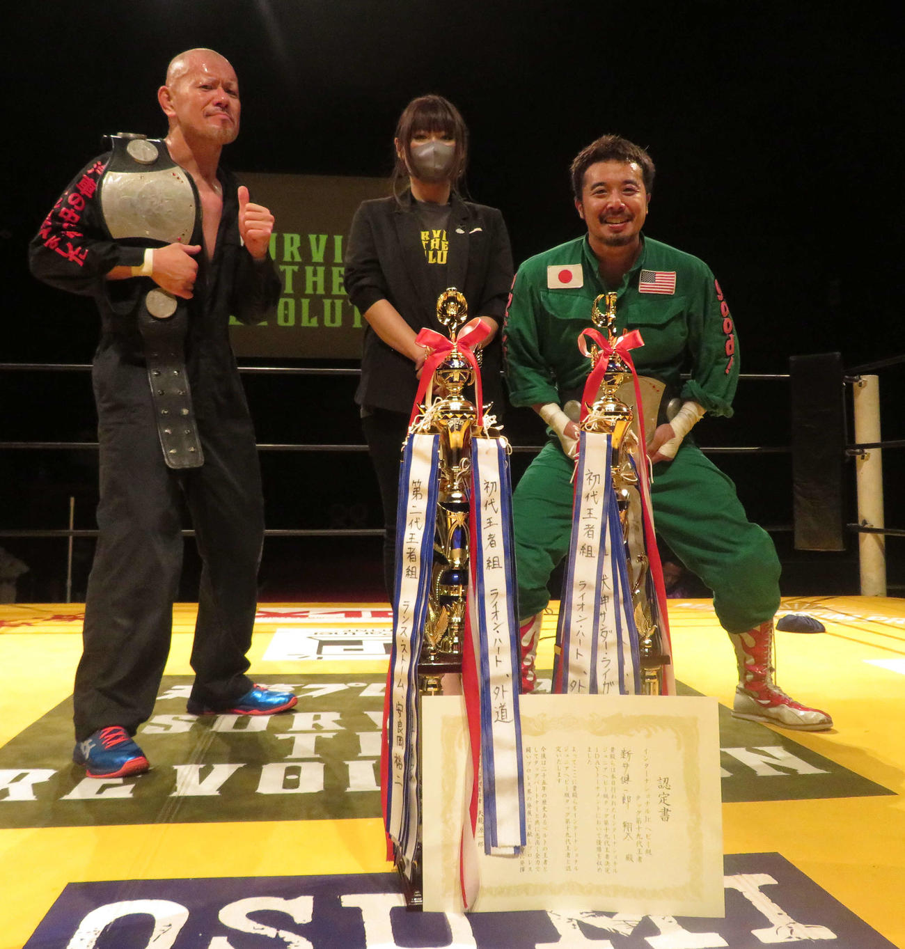 天龍プロジェクト新木場大会　第19代IJタッグ王者に輝いた新井健一郎（左）、翔太（右）組。中央は天龍プロジェクト代表の嶋田紋奈氏（撮影・松熊洋介）