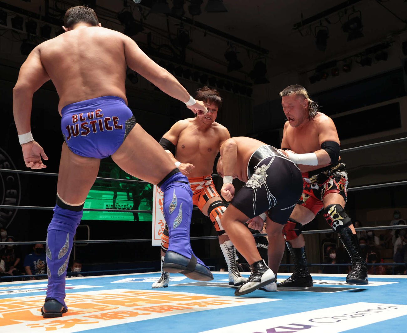 新日本プロレス後楽園大会　石井智宏（中央）に攻撃を仕掛ける左から永田裕志、小島聡、天山広吉（新日本プロレス提供）