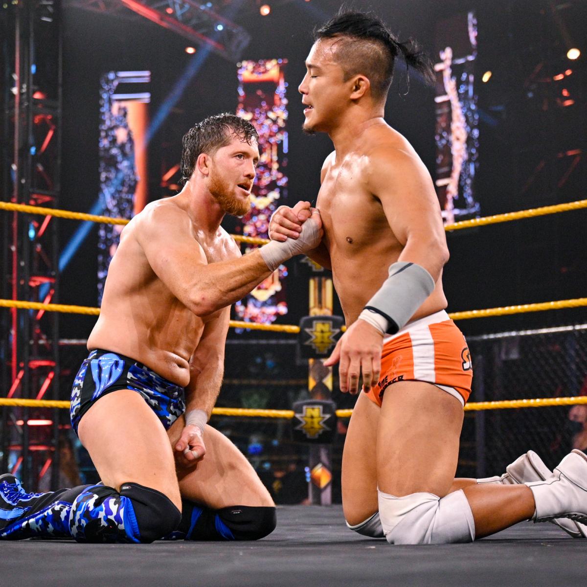 試合後、オライリー（左）と握手を交わしたNXTクルーザー級王者KUSHIDA（C）2021 WWE, Inc. All Rights Reserved.