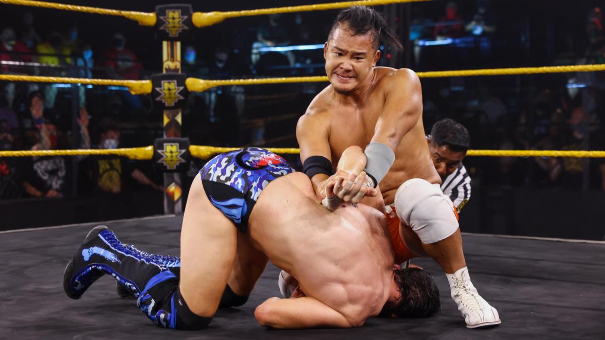 オライリー（手前）にホバーボード・ロックを仕掛けたNXTクルーザー級王者KUSHIDA（C）2021 WWE, Inc. All Rights Reserved.