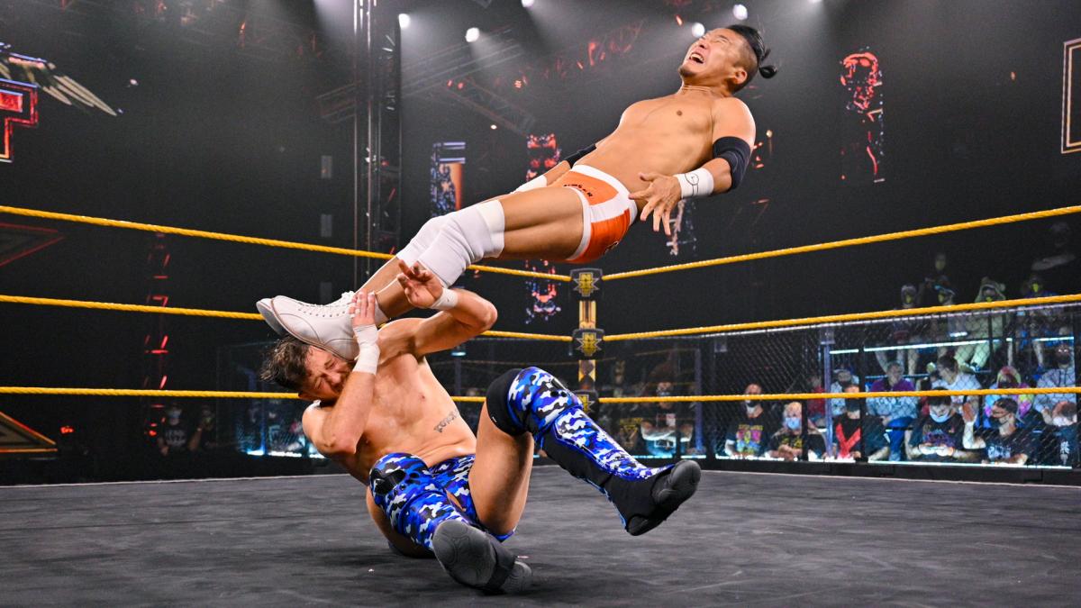 オライリー（左）にミサイルキックを放ったNXTクルーザー級王者KUSHIDA（C）2021 WWE, Inc. All Rights Reserved.