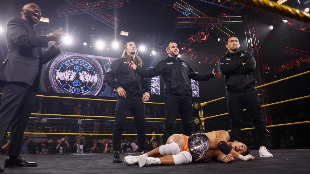 新ユニット「ダイヤモンド・マイン」の一員としてWWEマット初登場を果たした鈴木（右端）（C）2021 WWE, Inc. All Rights Reserved.