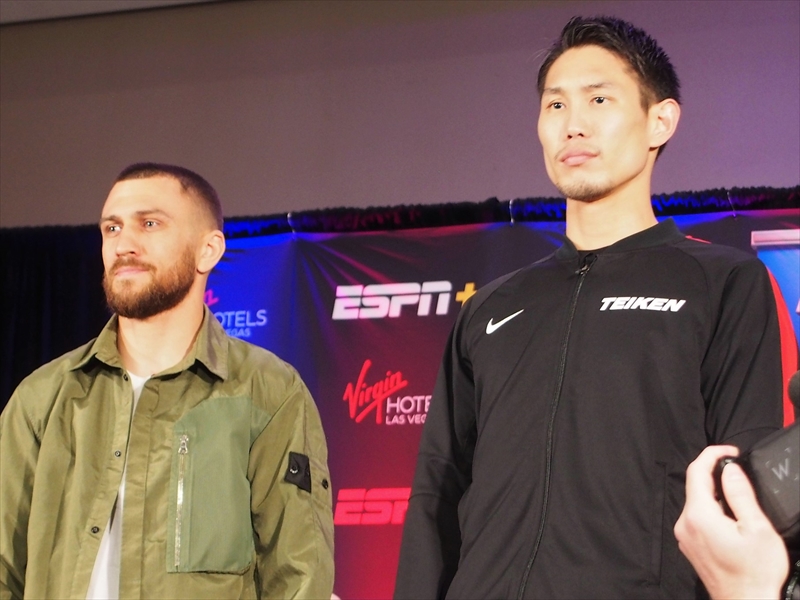 公式会見で元3団体統一ライト級王者ロマチェンコ（左）と対面した元東洋太平洋同級王者中谷（帝拳ジム提供）