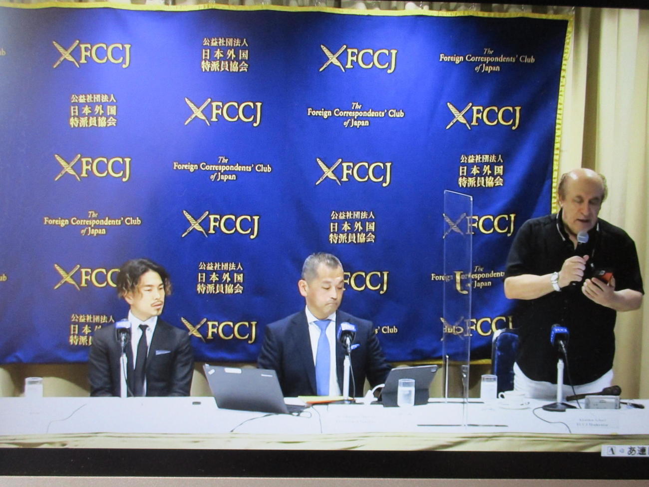 日本外国特派員協会に招かれた井岡一翔（左）と代理人の服部真尚弁護士（中央）