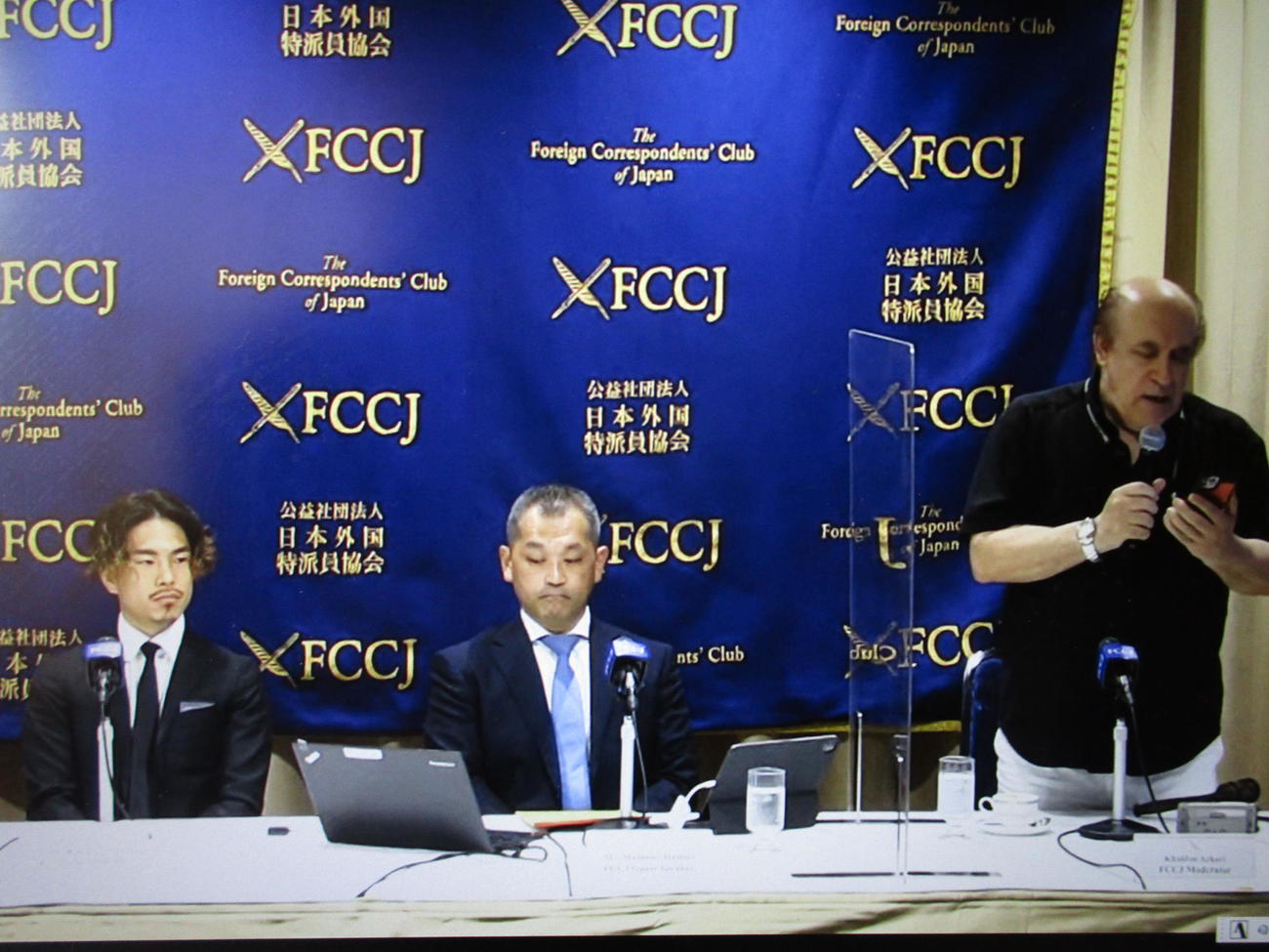 日本外国特派員協会に招かれた井岡一翔（左）と代理人の服部真尚弁護士（中央）
