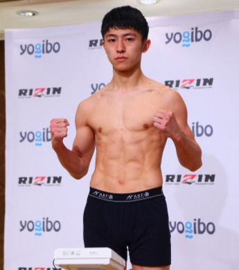 RIZIN29大会の前日計量をクリアした吉成名高（RIZIN FF提供）