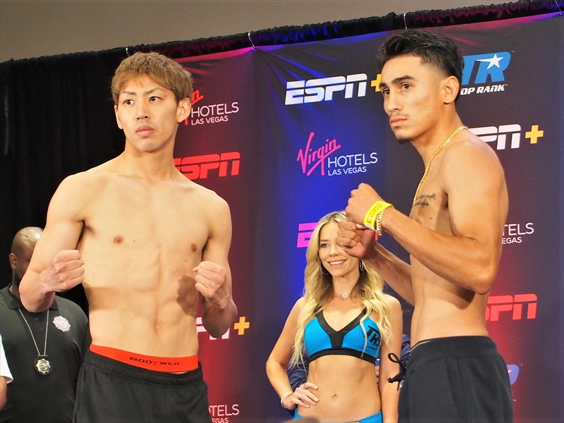 聖地でのプロデビュー戦に向けて計量クリアした村田（左）。右は対戦相手のモンロイ（帝拳ジム提供）