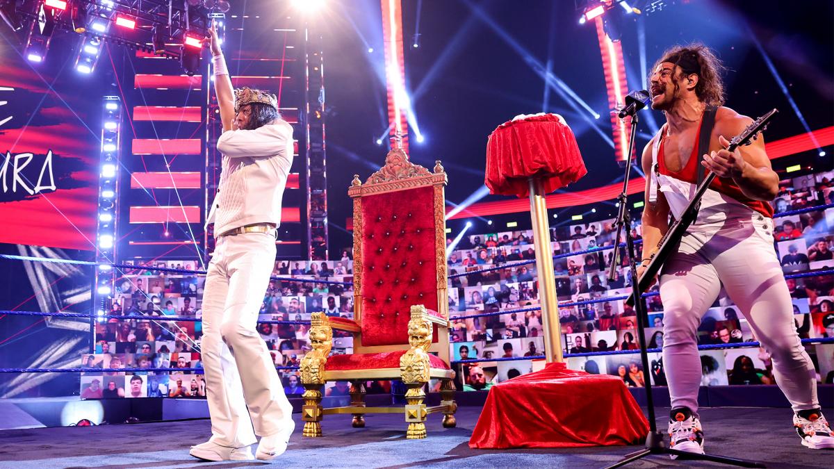 仲間のブーグス（右）のギター名演奏で戴冠式に臨んだ中邑（Ｃ）2021 WWE, Inc. All Rights Reserved.