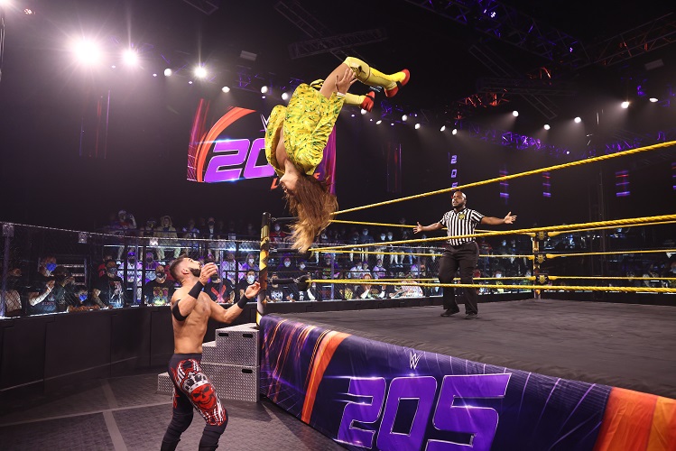デバリ（左下）にスプリングボード式月面水爆を見舞ったイケメン二郎（C）2021 WWE, Inc. All Rights Reserved.