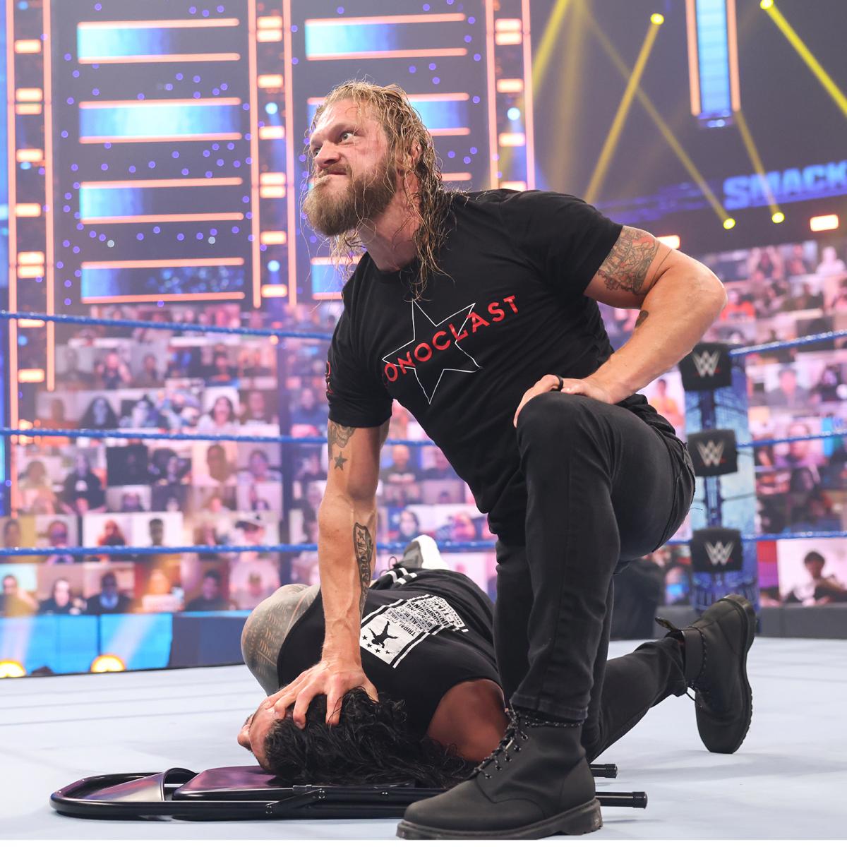 WWEユニバーサル王者レインズ（左下）を抑え込み、どや顔するエッジ（Ｃ）2021 WWE, Inc. All Rights Reserved.