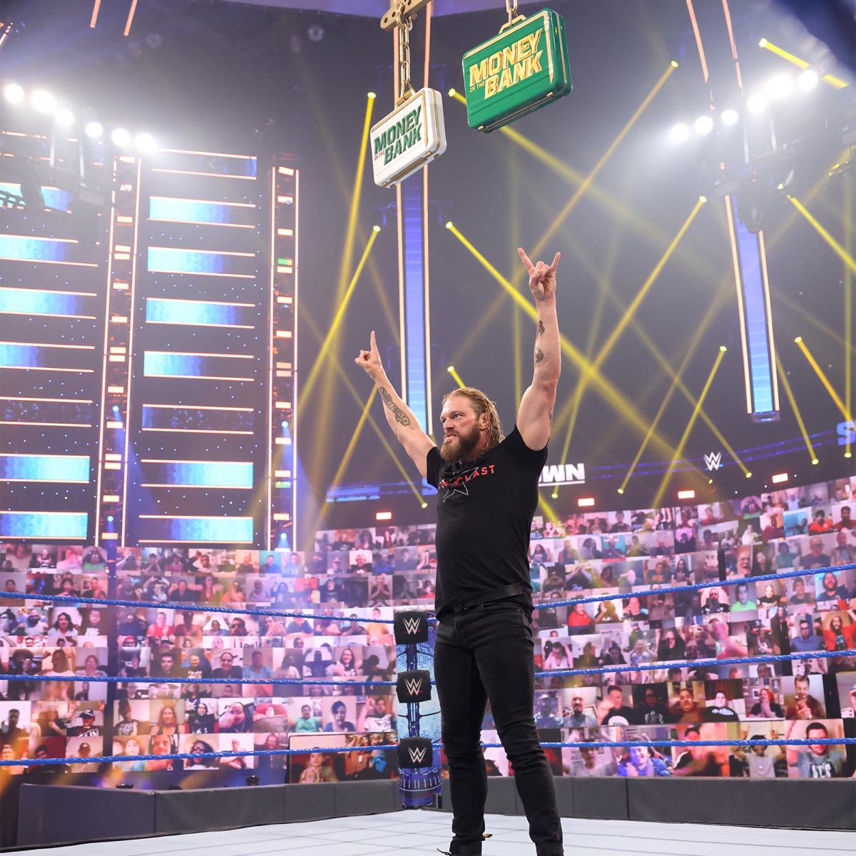 リモートで観戦するWWEファンに向けて両手を挙げてカムバックを伝えるエッジ（Ｃ）2021 WWE, Inc. All Rights Reserved.