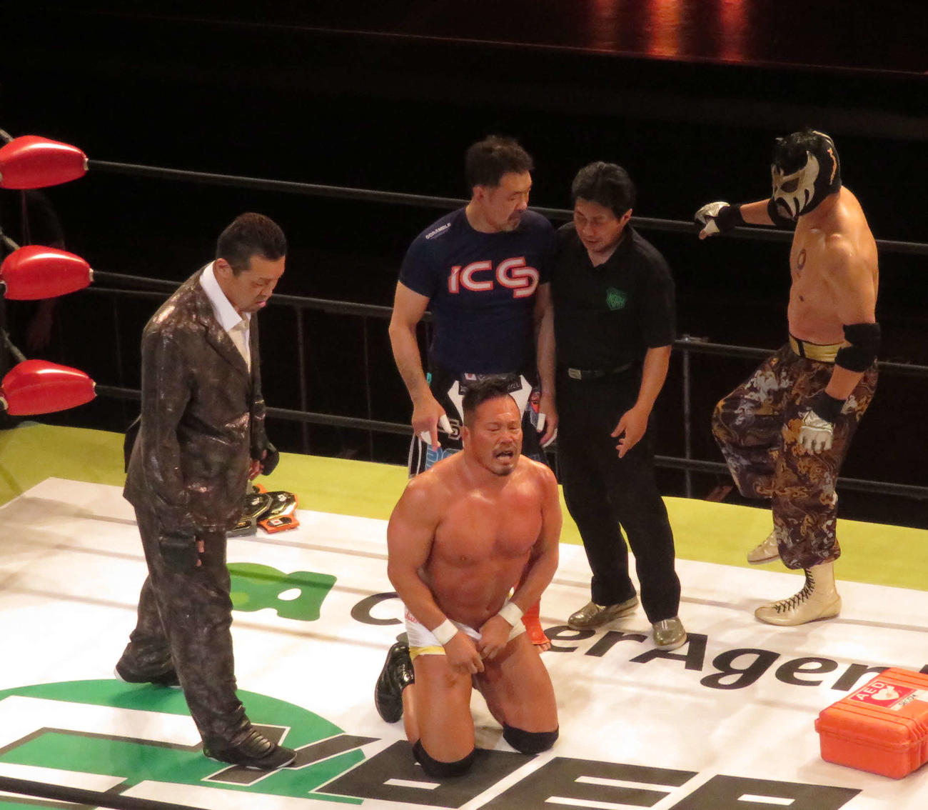 ファンキーエクスプレスの4人を相手に勝利した杉浦貴（手前）はひざまずき、疲れた表情を見せる（撮影・松熊洋介）