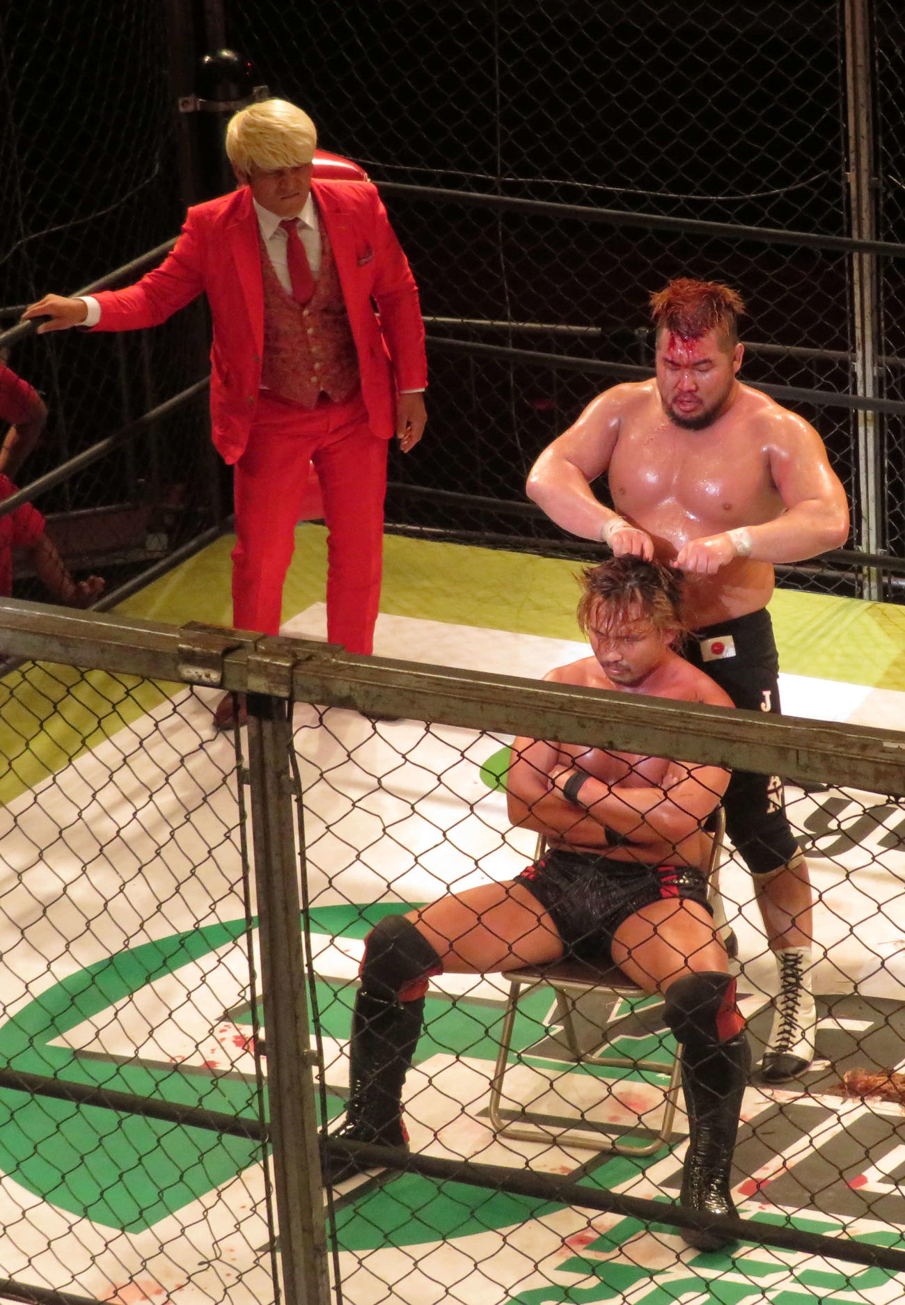 プロレスリング・ノア　敗者髪切り金網デスマッチに勝利したマサ北宮は、中嶋勝彦の髪を切る。後方は立会人の拳王（撮影・松熊洋介）