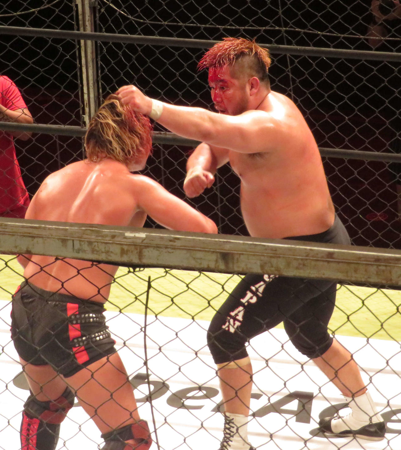 プロレスリング・ノア　中嶋勝彦（左）にエルボーを浴びせるマサ北宮（撮影・松熊洋介）