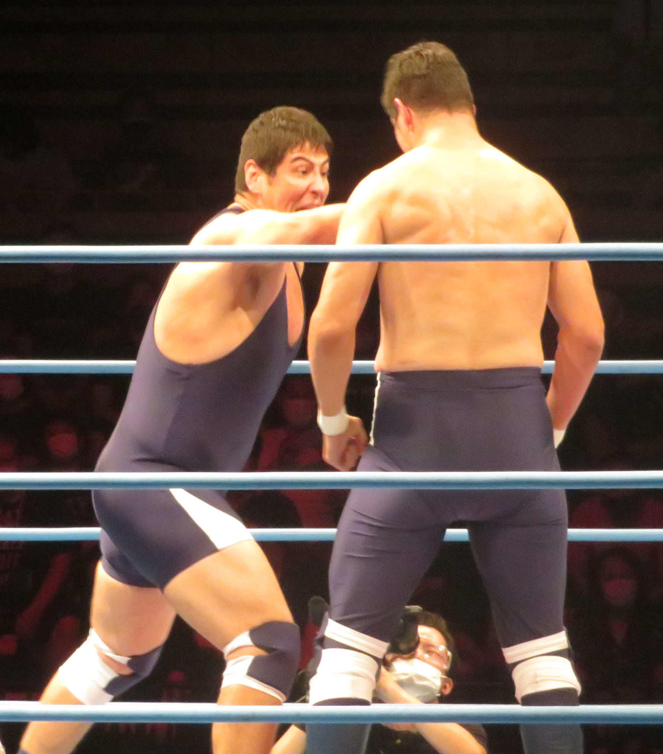 全日本プロレス大田区大会　斉藤レイ（左）は兄ジュンに逆水平チョップを浴びせる（撮影・松熊洋介）