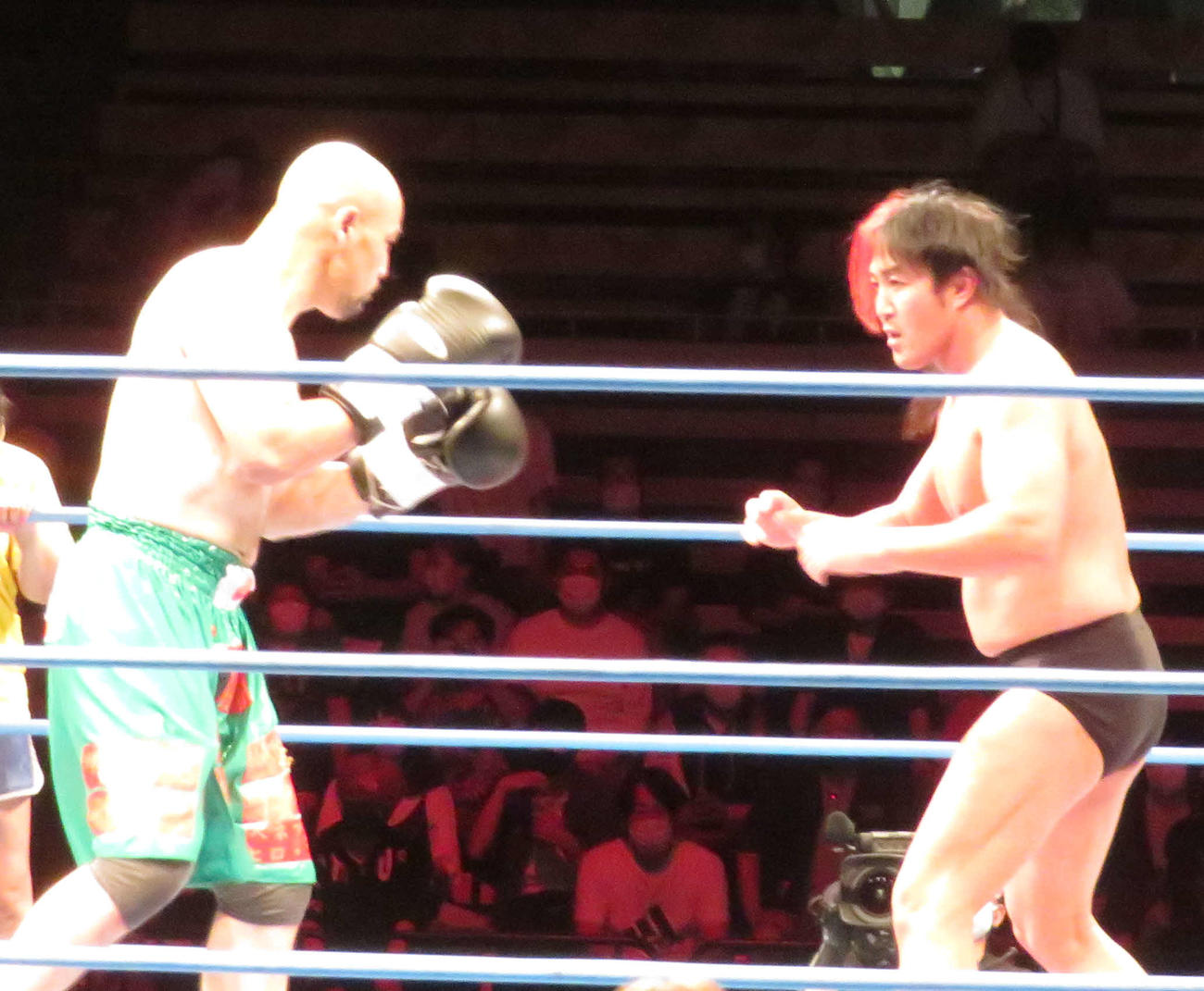 全日本プロレス大田区大会　異種格闘技戦で西島洋介（左）に勝利したヨシタツ（撮影・松熊洋介）