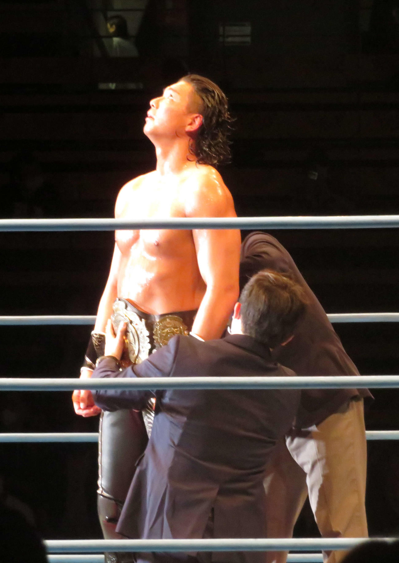 全日本プロレス大田区大会　3冠ヘビー級王者に輝いたジェイク・リーはベルトを巻かれる間、天を見つめる（撮影・松熊洋介）