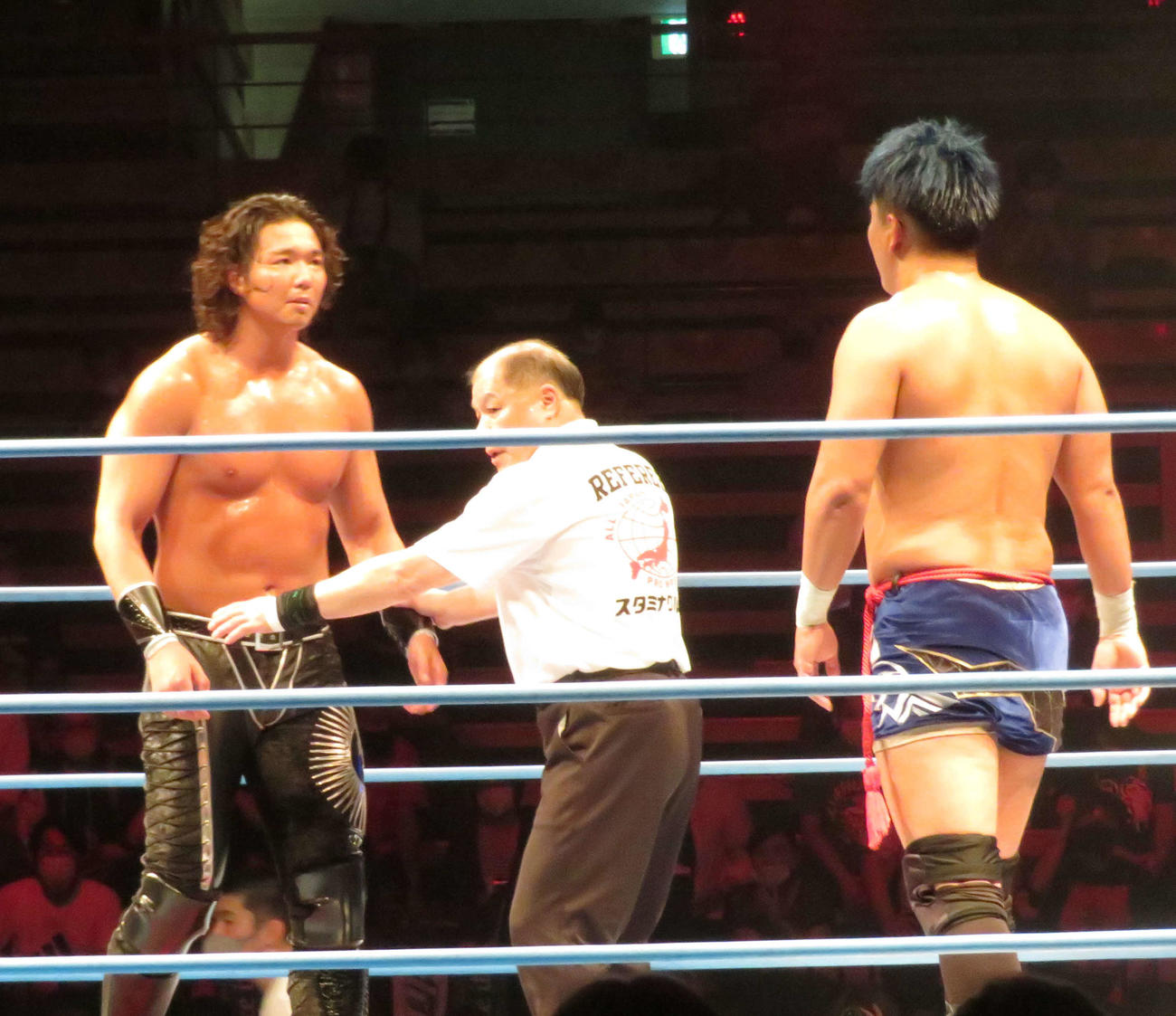 全日本プロレス大田区大会　3冠ヘビー級王座決定戦で青柳優馬（右）とにらみ合うジェイク・リー（左）（撮影・松熊洋介）