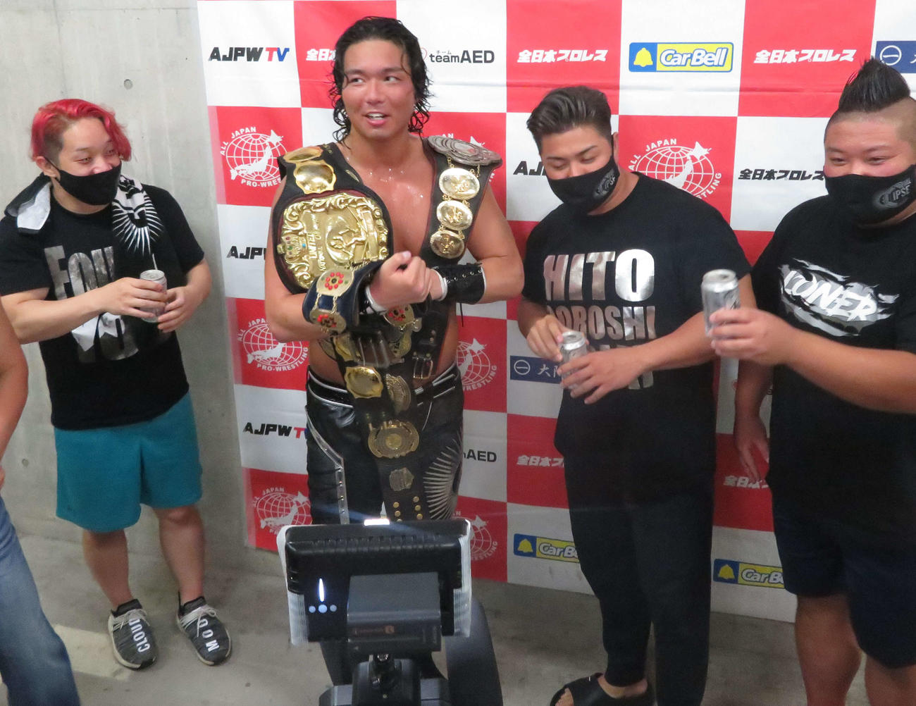 全日本プロレス大田区大会　3冠ヘビー級王者に輝いたジェイク・リー（左から2人目）は仲間に祝福される（撮影・松熊洋介）