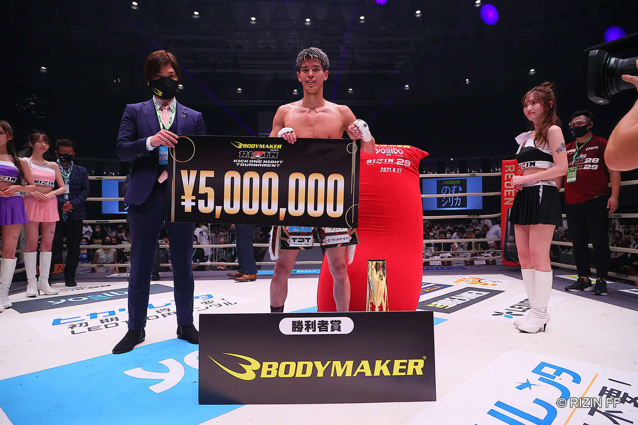 皇治対白鳥大珠　賞金ボードを手に記念撮影する白鳥大珠（RIZIN FF提供）