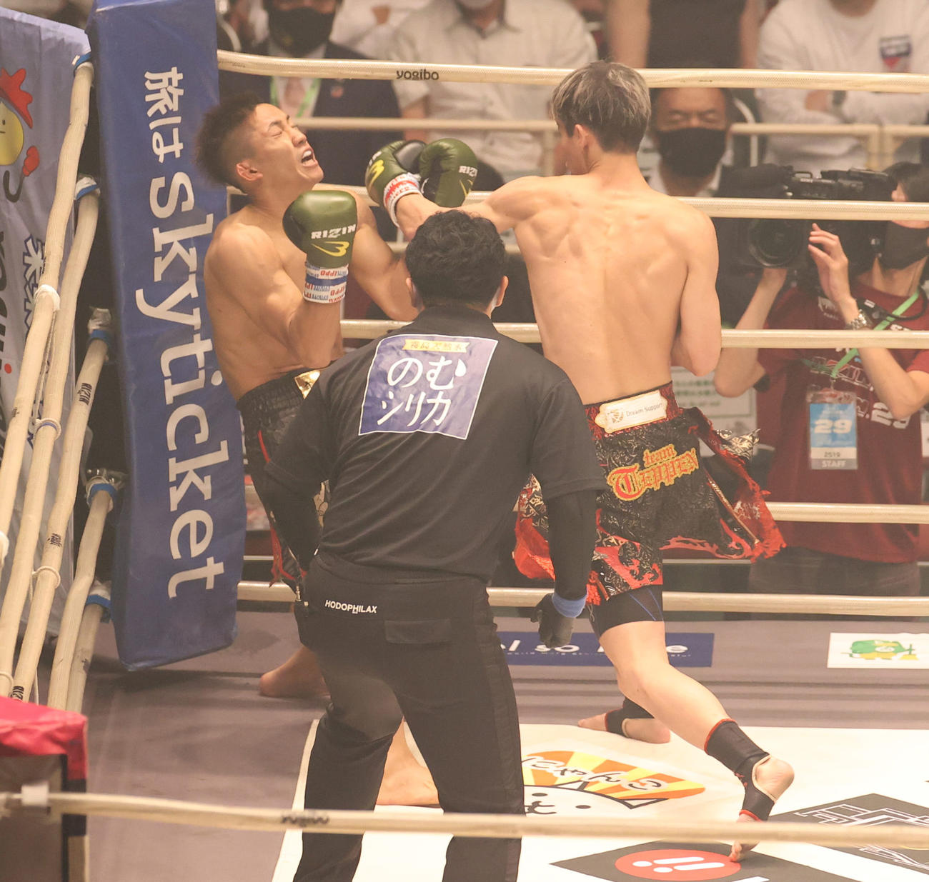 白鳥大珠対高橋亮　1回、高橋（左）から2度目のダウンを奪い勝利する白鳥（撮影・清水貴仁）