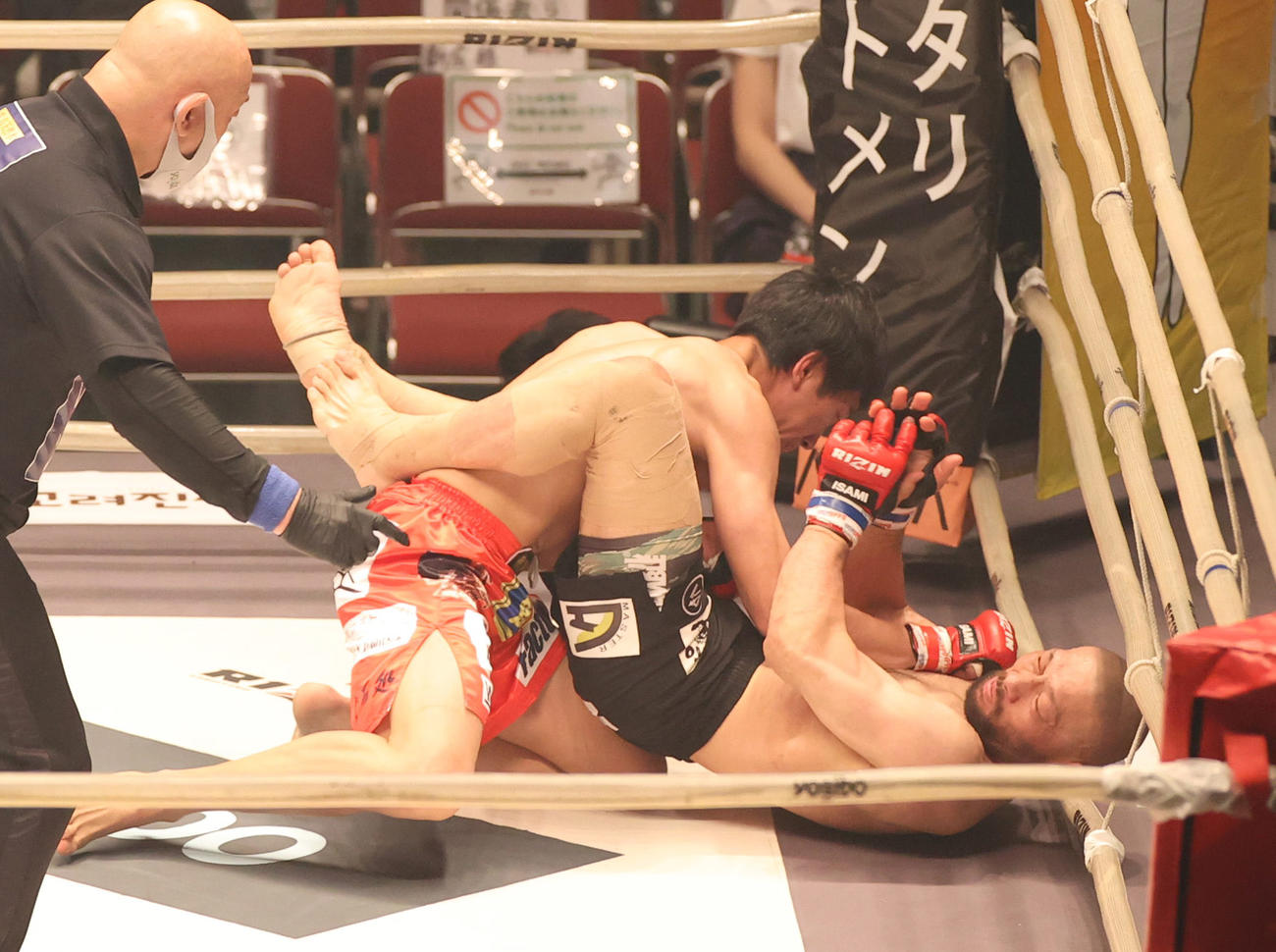滝沢謙太対今成正和　1回、今成（右）をリングサイドで追いつめる滝沢（撮影・清水貴仁）