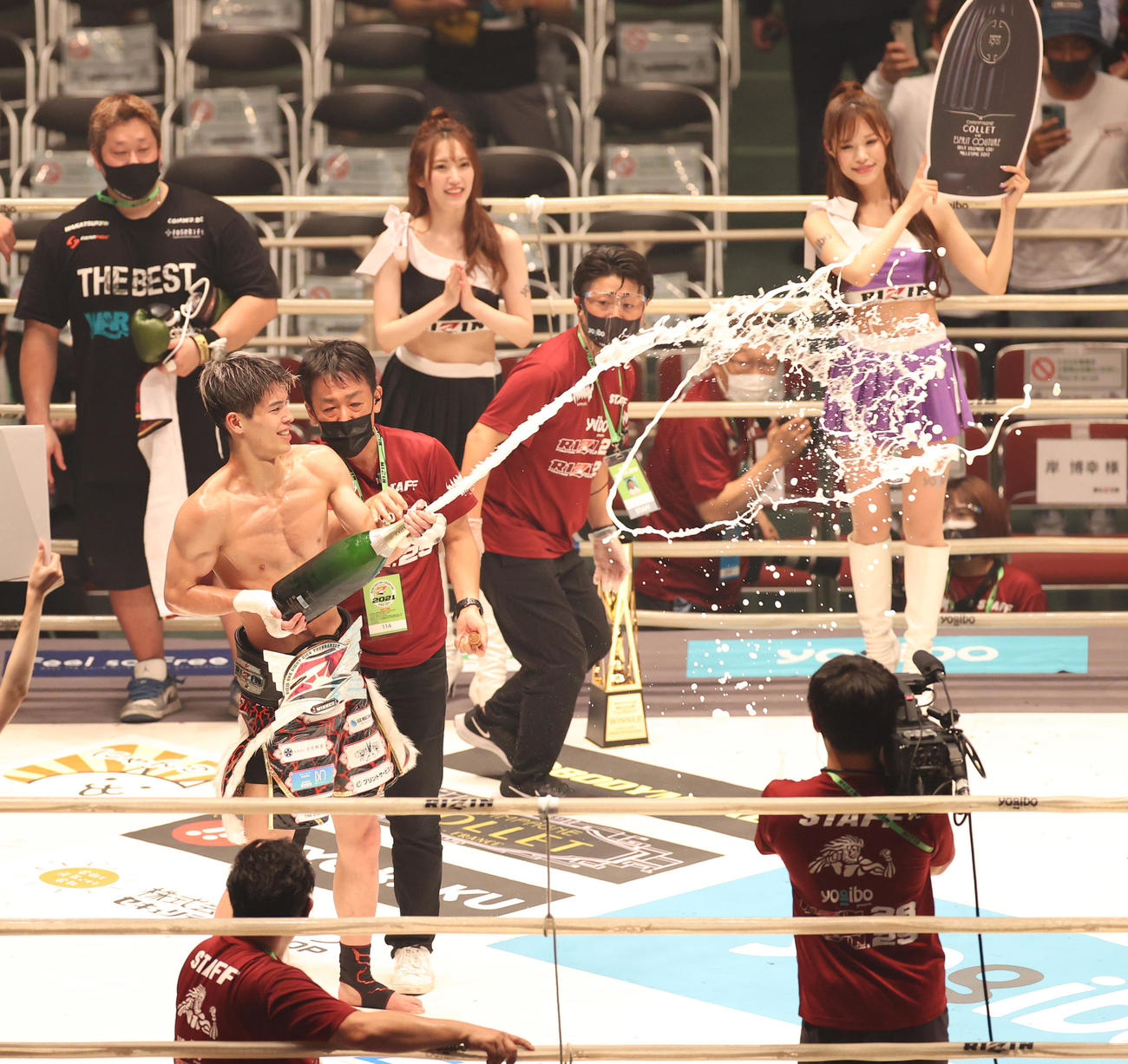 皇治対白鳥大珠　優勝しシャンパンファイトを行う白鳥（撮影・清水貴仁）