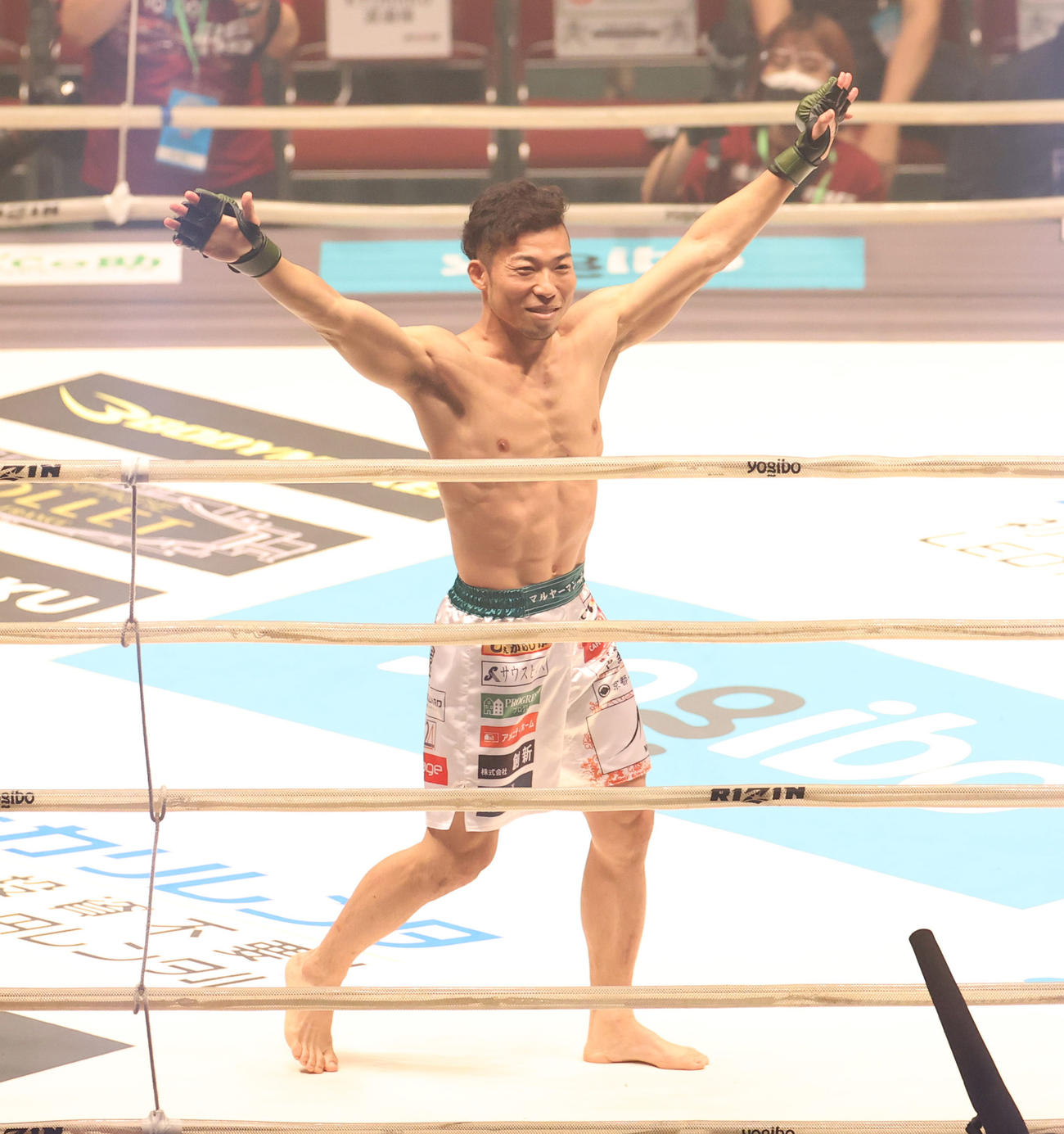 中村優作対北方大地　北方が体調不良のため、試合が行われず、ひとりリングに上がりあいさつする中村（撮影・清水貴仁）