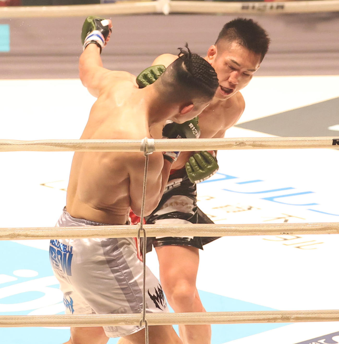 白川陸斗対青井人　3回、青井（手前）にパンチを浴びせる白川（撮影・清水貴仁）