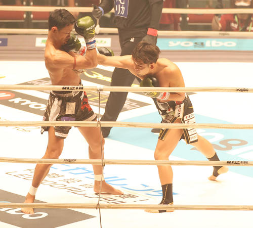 皇治対梅野源治　1回、試合開始から梅野（左）と皇治の両者が激しく攻める（撮影・清水貴仁）