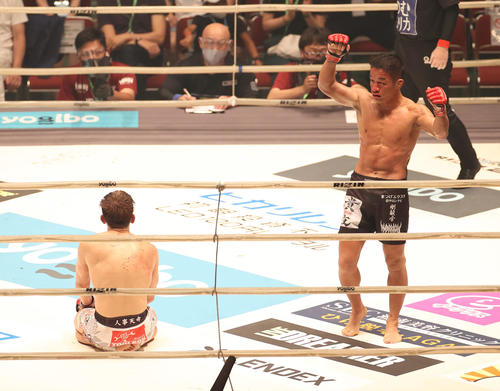 大塚隆史対獅庵　3回、試合を終え勝利を確信する大塚（右）（撮影・清水貴仁）