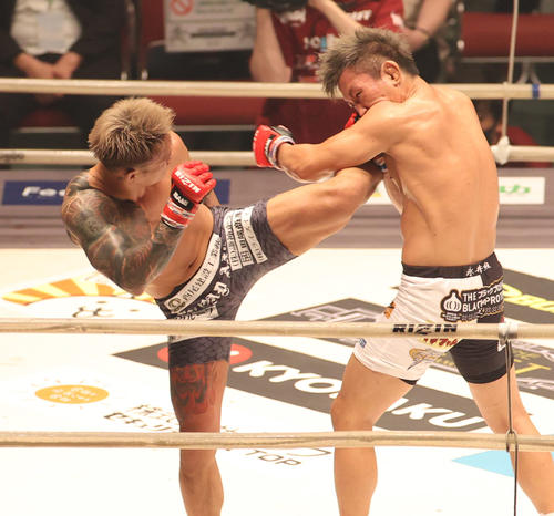 金太郎対伊藤空也　2回、伊藤（右）にキックを決める金太郎（撮影・清水貴仁）