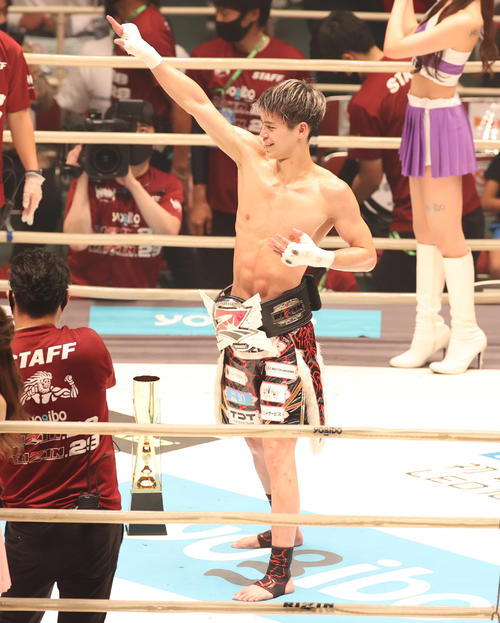 皇治対白鳥大珠　チャンピオンベルトを巻きポーズを決める白鳥（撮影・清水貴仁）