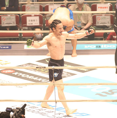 矢地祐介対川名TENCHO雄生　3回、試合終了で勝利を確信し笑顔をみせる矢地（撮影・清水貴仁）