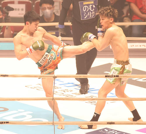 吉成名高対誓　誓（右）を攻め立てる吉成（撮影・清水貴仁）