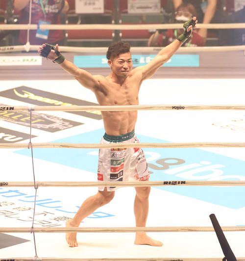 中村優作対北方大地　北方が体調不良のため、試合が行われず、ひとりリングに上がりあいさつする中村（撮影・清水貴仁）