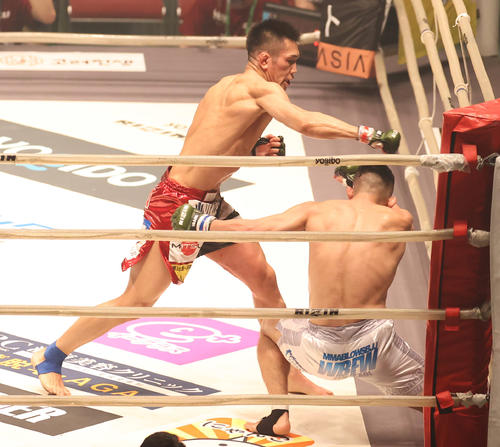 白川陸斗対青井人　2回、青井（右）にパンチを浴びせる白川（撮影・清水貴仁）