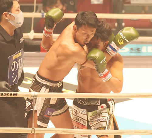 KICKワンナイトトーナメント1回戦　皇治対梅野源治　1回、偶然のバッティングで梅野（左）が負傷し、ノーコンテストとなる、右は皇治（撮影・清水貴仁）