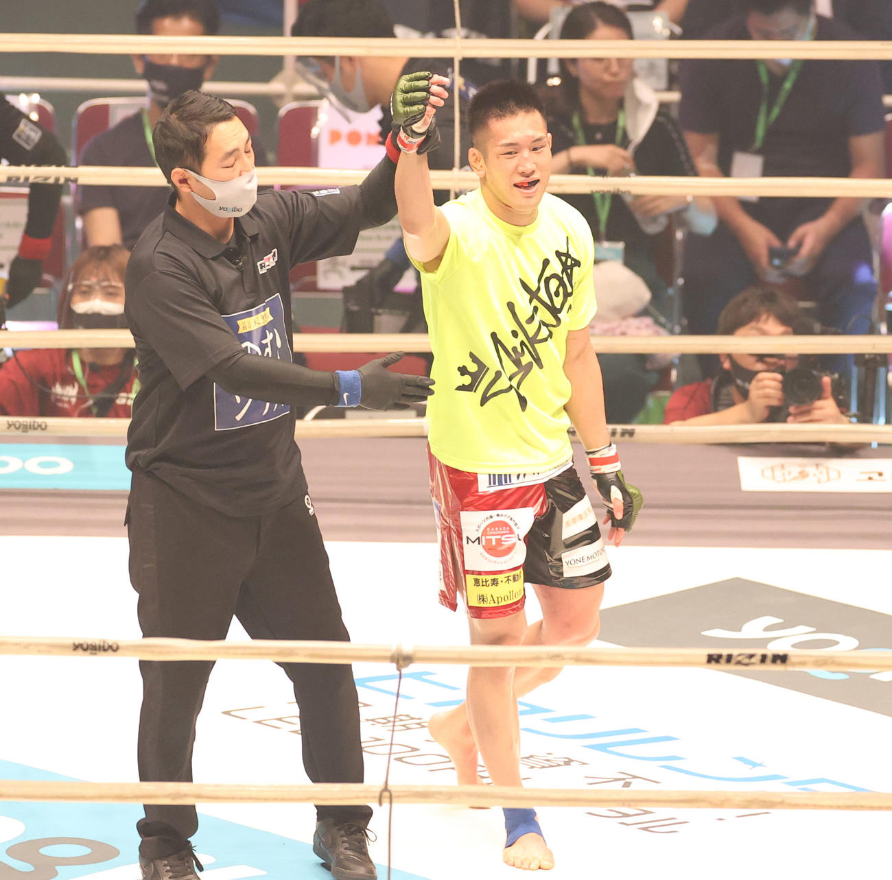 白川陸斗対青井人　判定で勝利する白川（撮影・清水貴仁）
