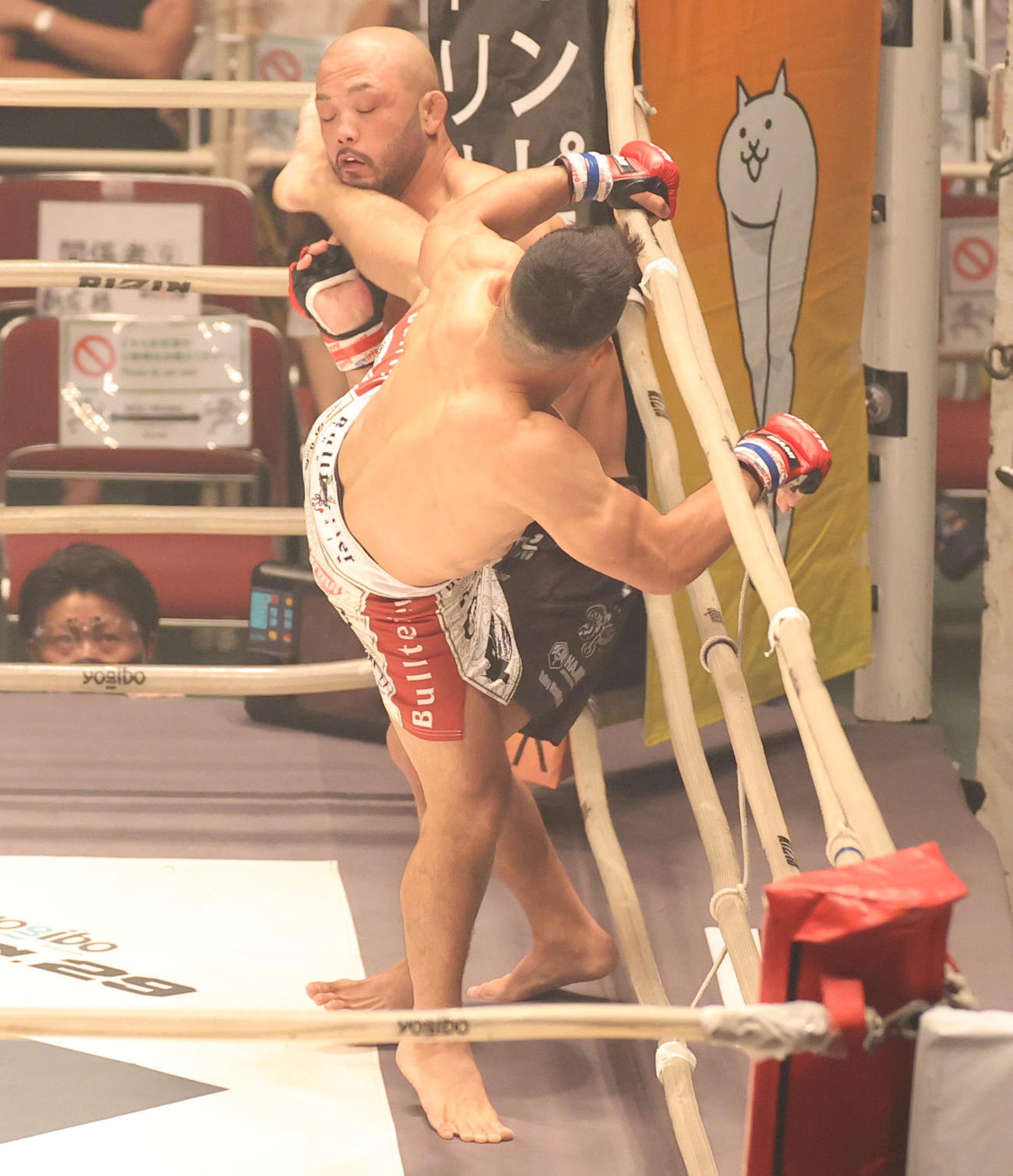 バンタム級トーナメント1回戦　倉本一真対アラン“ヒロ“ヤマニハ　1回、倉本（奥）を攻め立てるヤマニハ（撮影・清水貴仁）