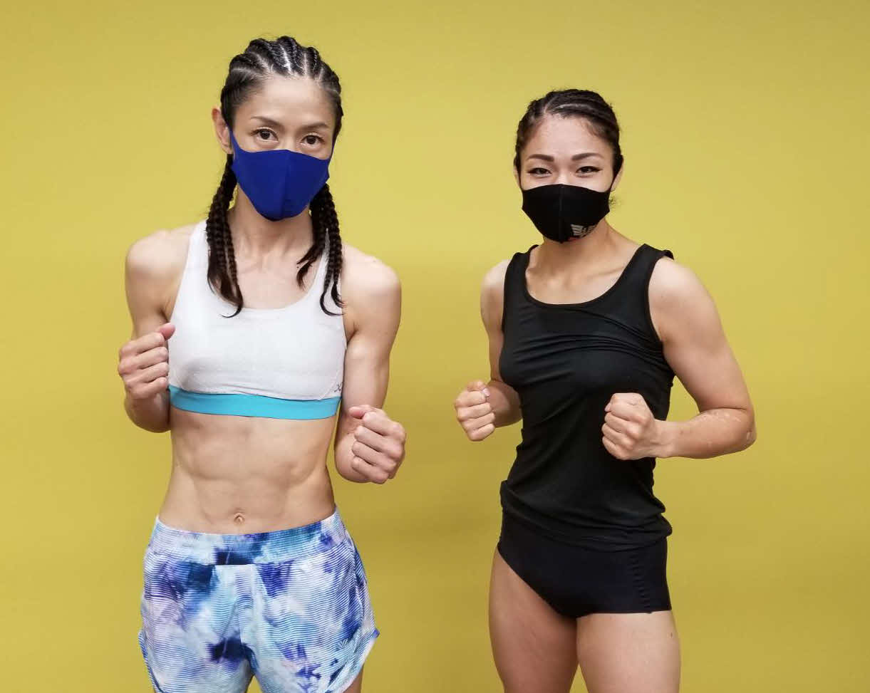 ともに計量パスしたWBO女子世界スーパーフライ級王者奥田（左）と挑戦者の前王者吉田（三迫ジム提供）