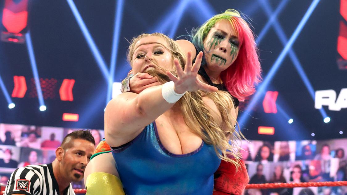 ドゥドロップ（手前）にスタンド式アスカロックを仕掛けたアスカ（Ｃ）2021 WWE, Inc. All Rights Reserved.