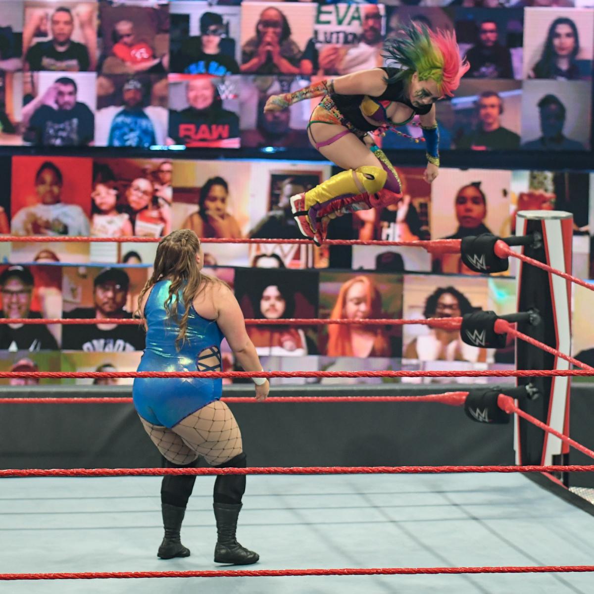 ドゥドロップ（左）にトップロープからミサイルキックを放ったアスカ（Ｃ）2021 WWE, Inc. All Rights Reserved.